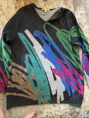 Trisha Tyler Lightweight Abstract V-Neck Sweater — Dark Gray with Bright Accents